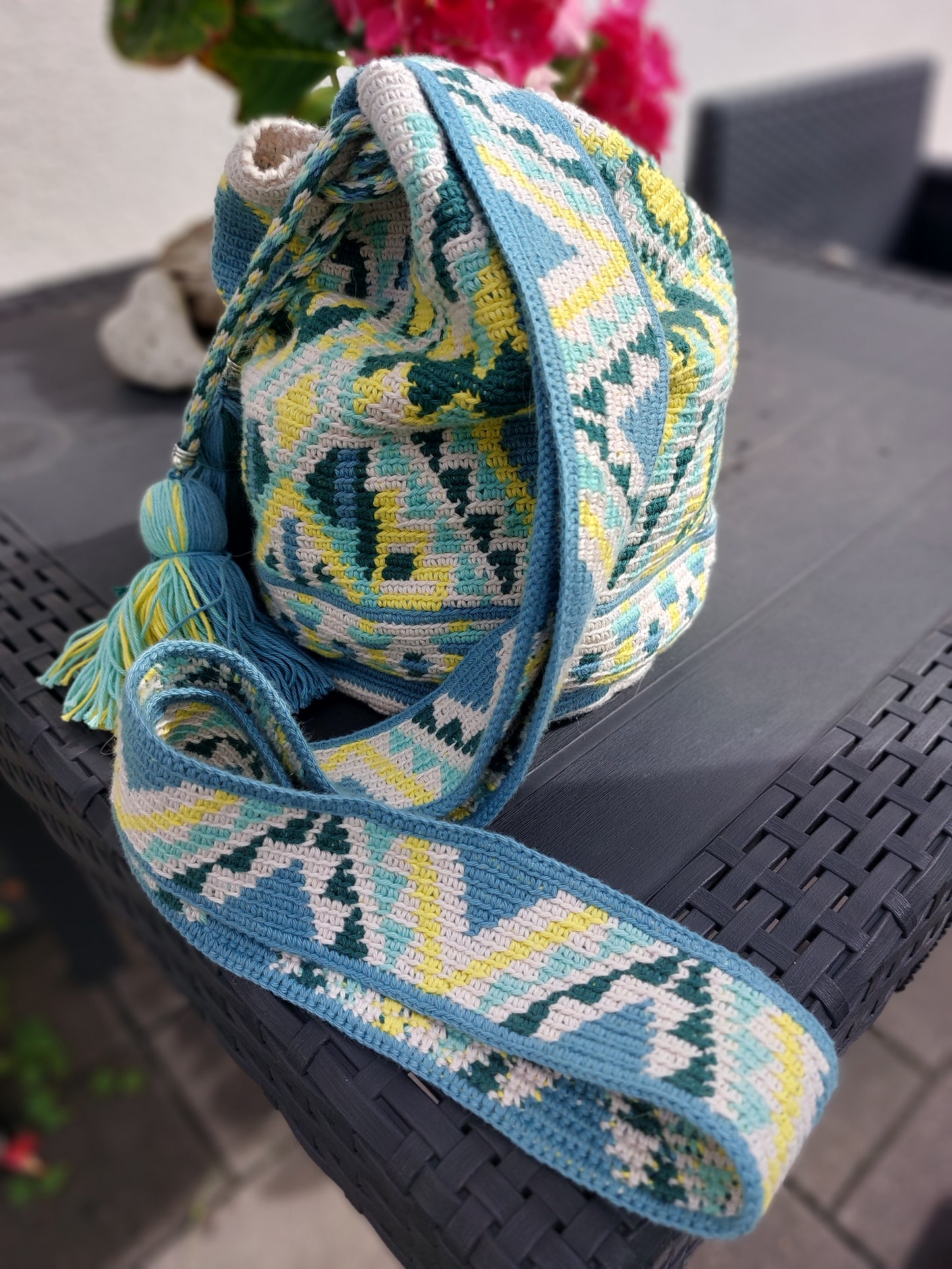 Boho Chic Handgefertigte Mochila Bag mit praktischem Zugverschluss und 2 Quasten
