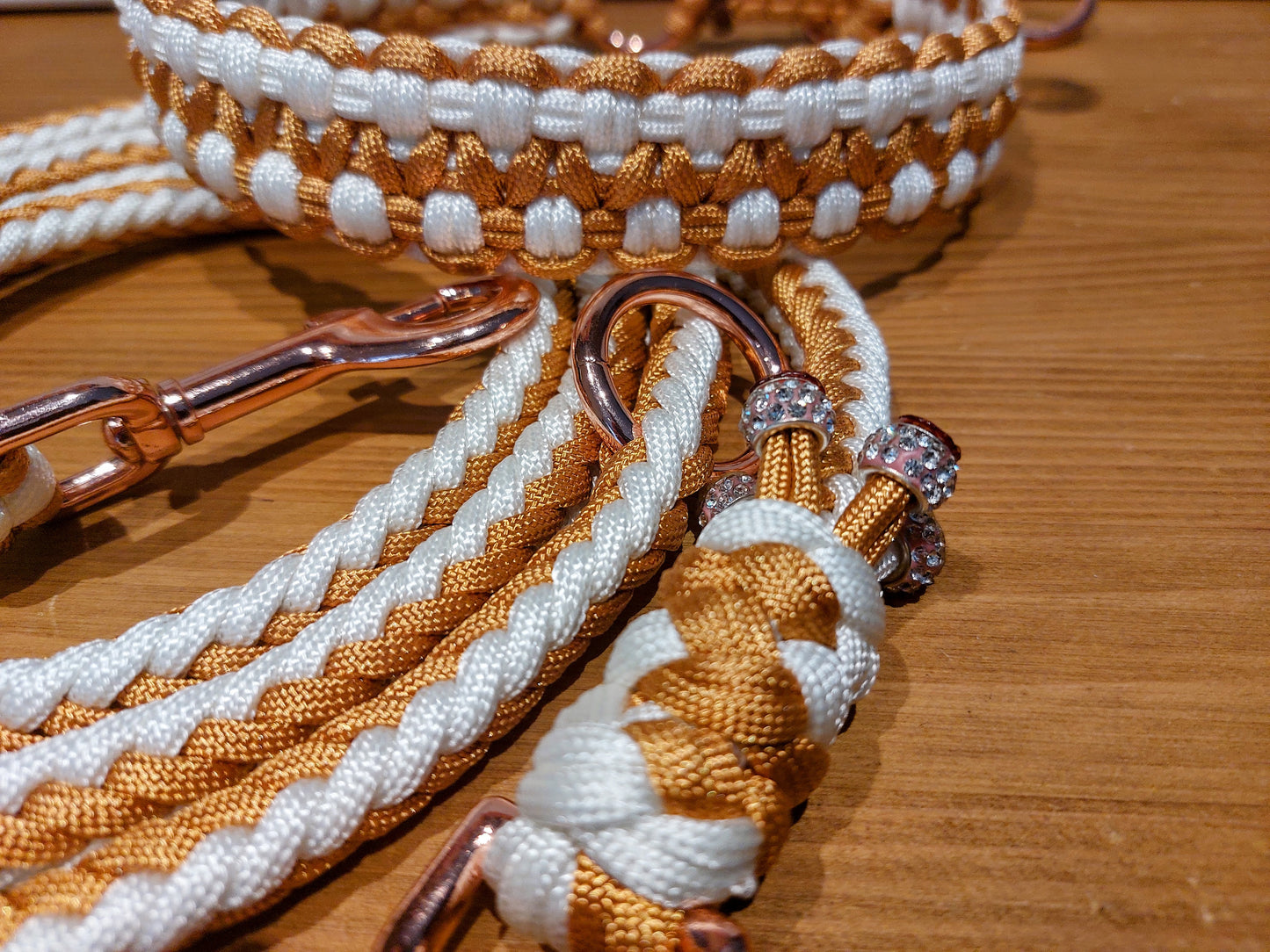 Handgefertigte Hundeleine + Zug-Halsband "Goldpfote"