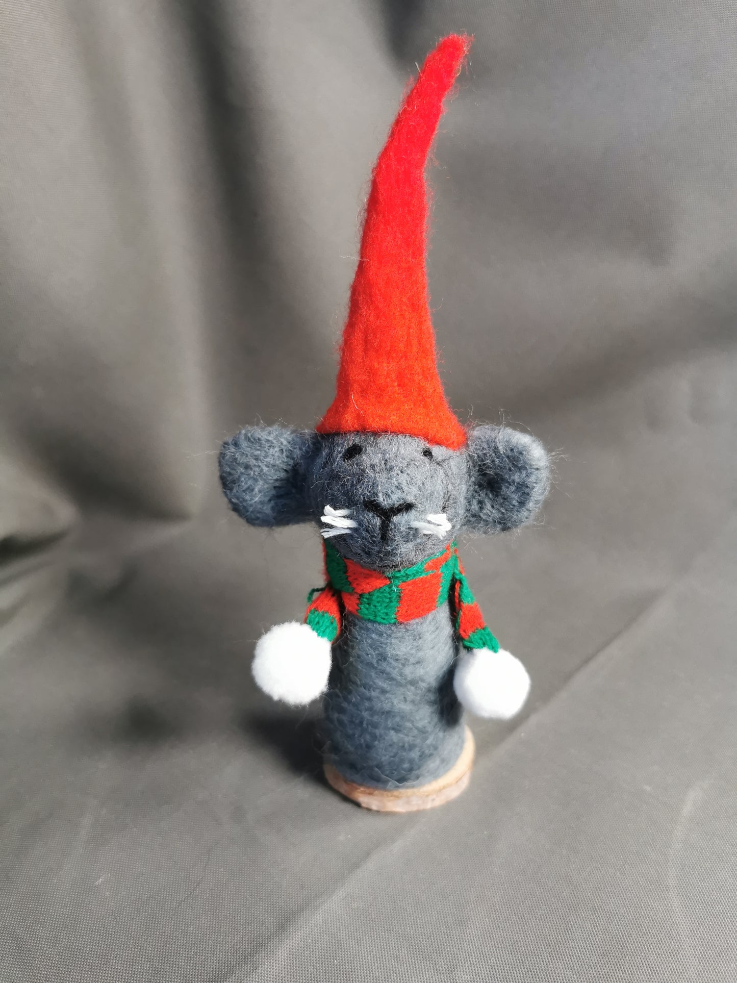 Filz Maus auf Holzscheibe