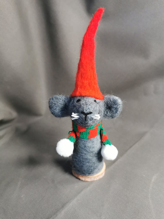 Filz Maus auf Holzscheibe