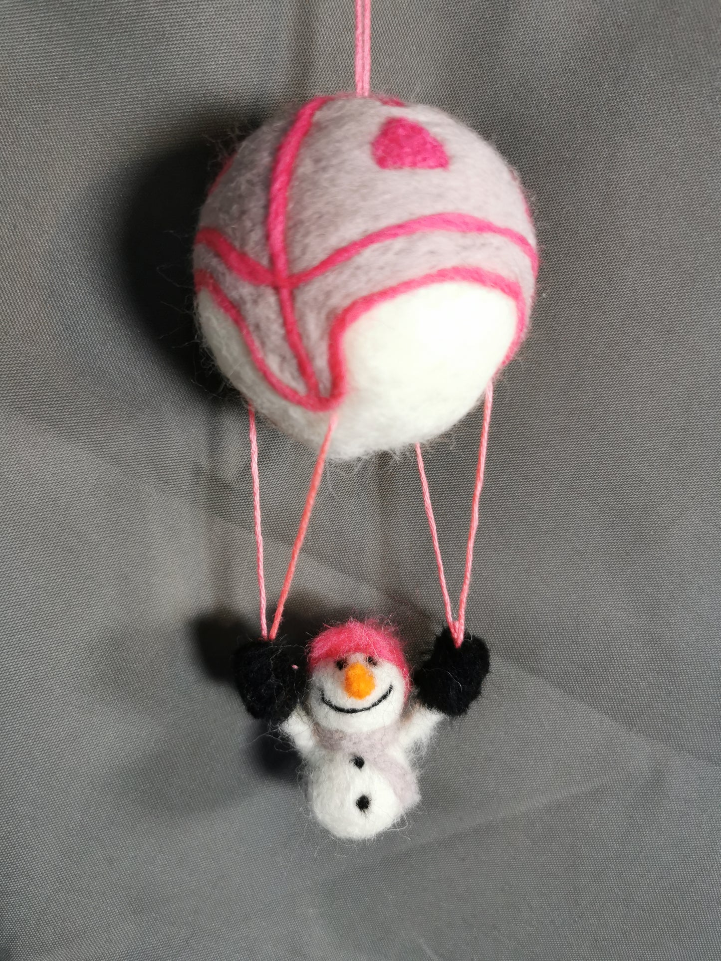 Weihnachtskugel -fliegender Schneemann