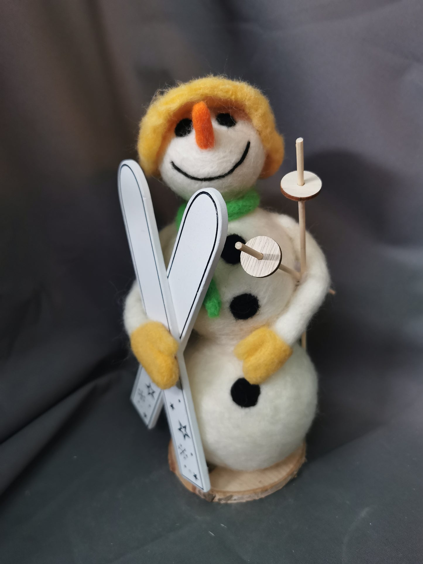grosser Schneemann mit Skiern