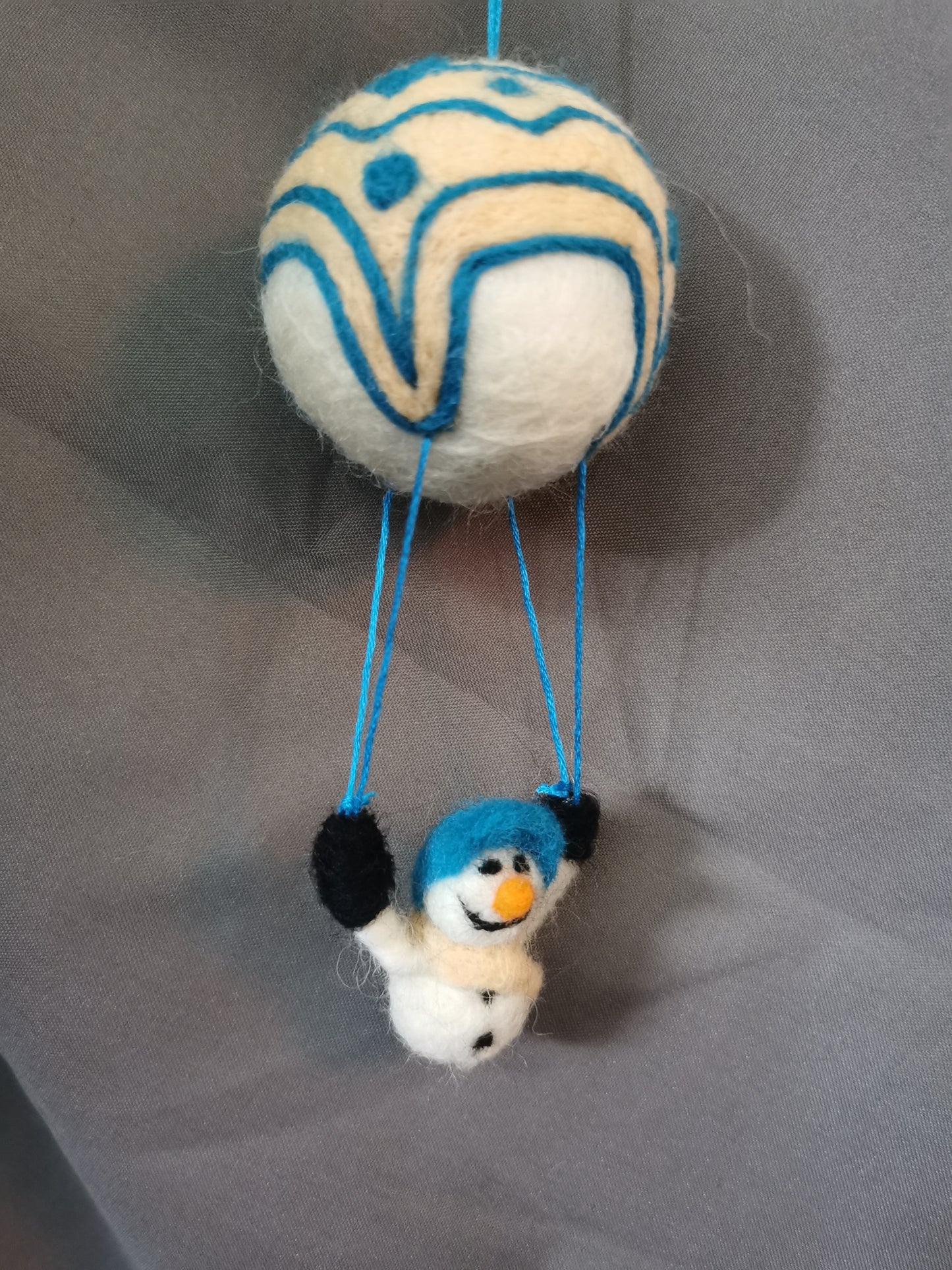 Weihnachtskugel -fliegender Schneemann