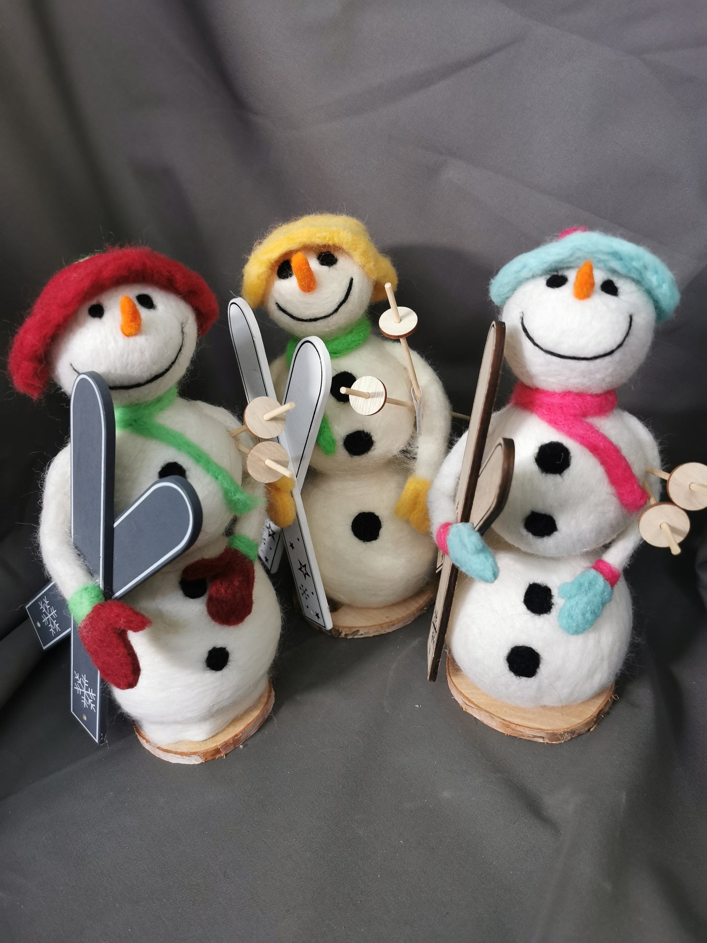grosser Schneemann mit Skiern