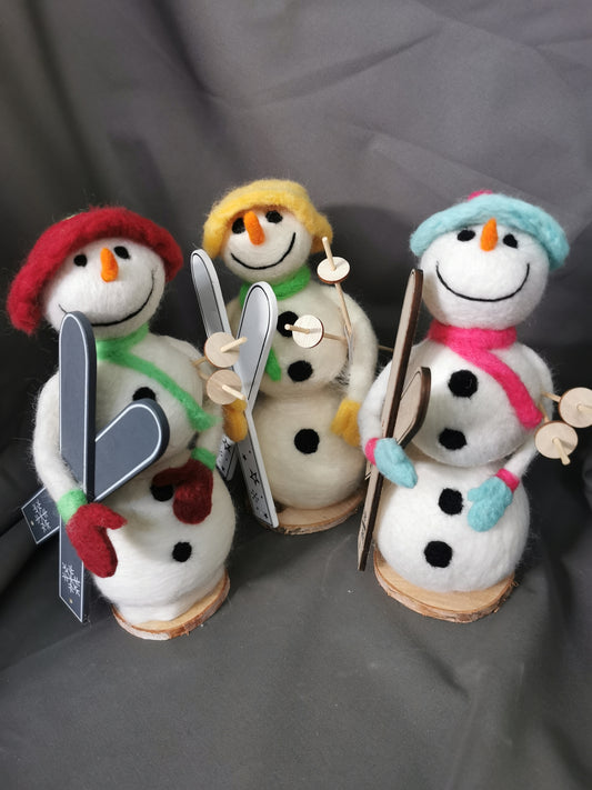 grosser Schneemann mit Skiern