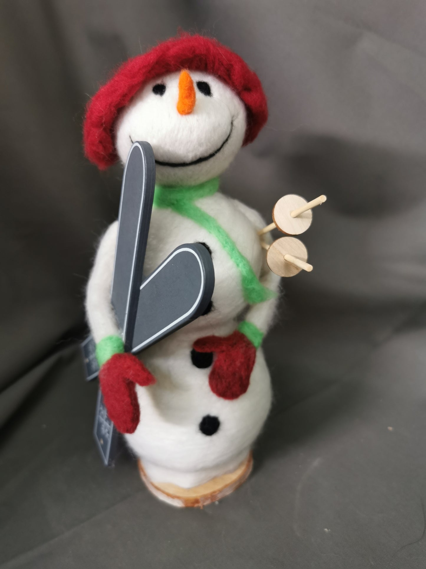grosser Schneemann mit Skiern