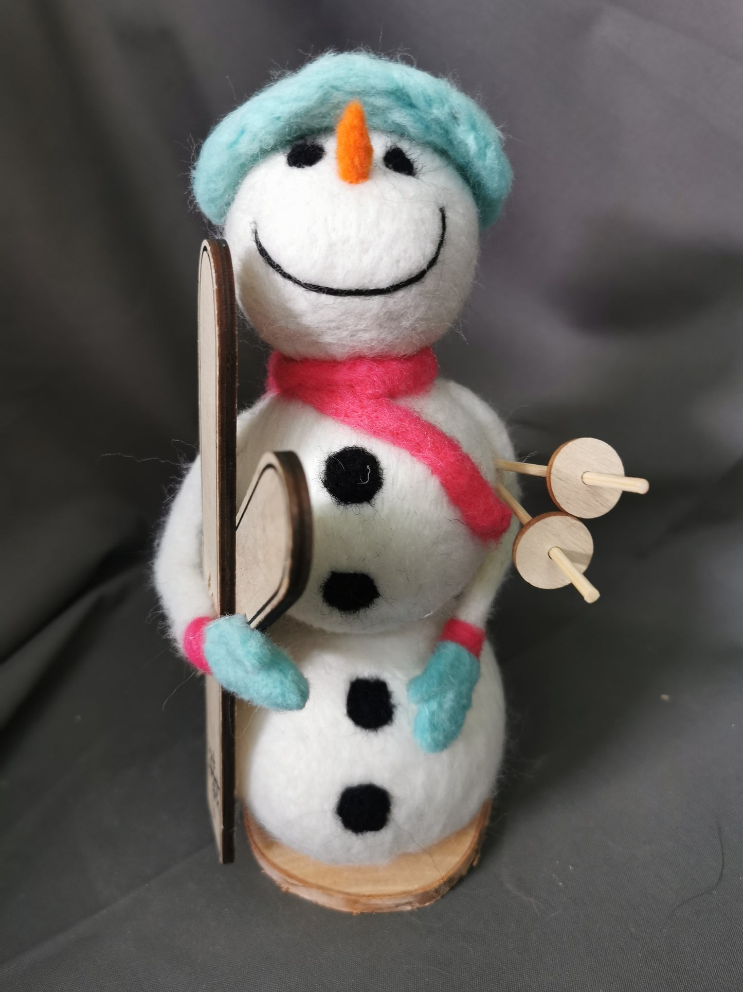 grosser Schneemann mit Skiern