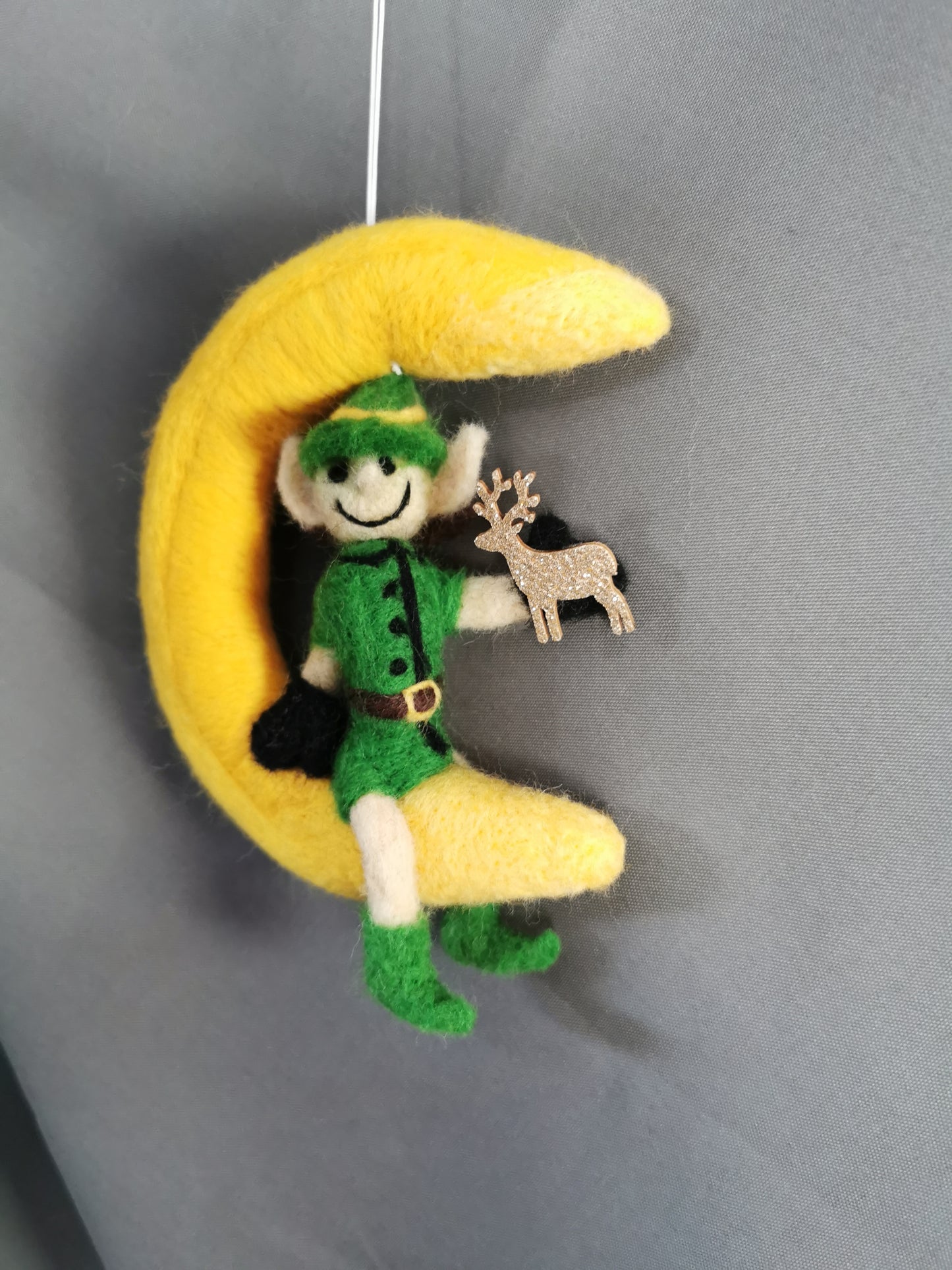 Wichtel reitet auf dem Mond