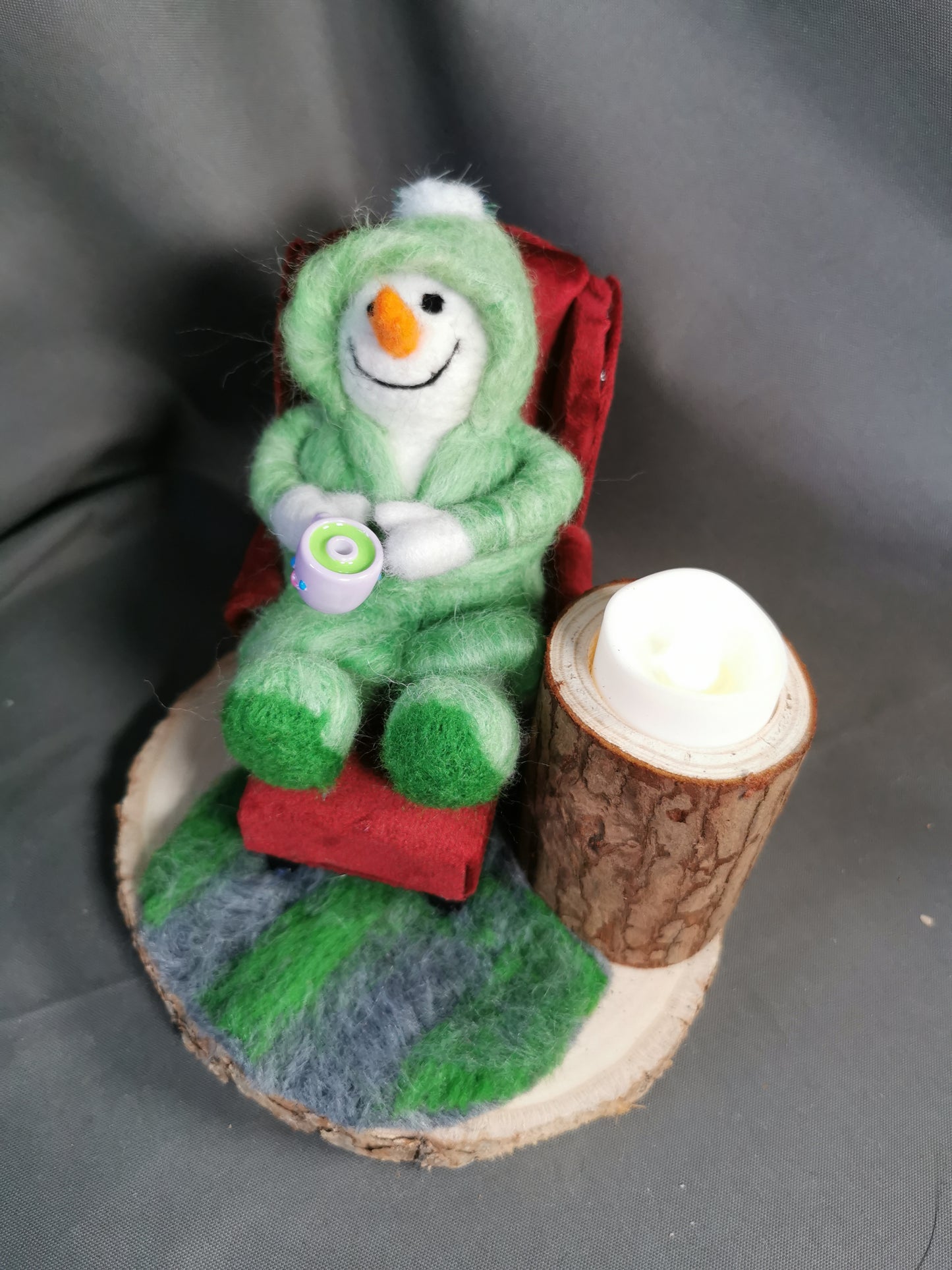 Relaxed Schneemann auf einem Sessel mit Licht