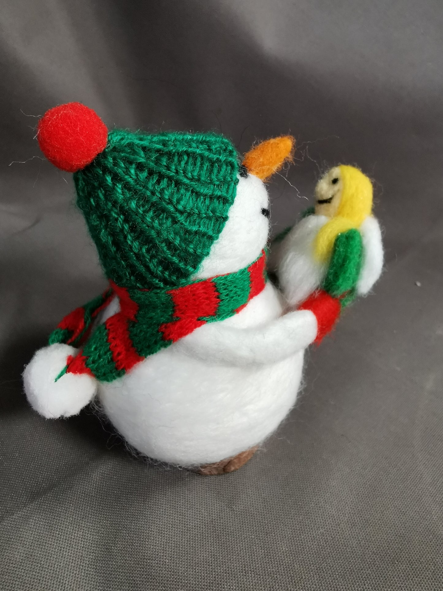 Schneemann mit Engelspuppe