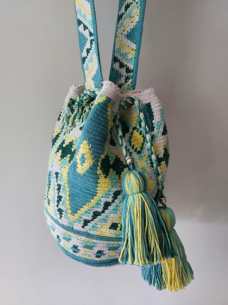 Boho Chic Handgefertigte Mochila Bag mit praktischem Zugverschluss und 2 Quasten