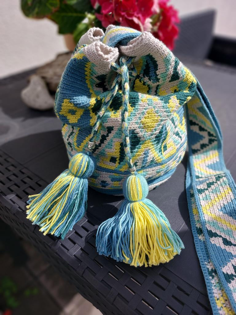Boho Chic Handgefertigte Mochila Bag mit praktischem Zugverschluss und 2 Quasten