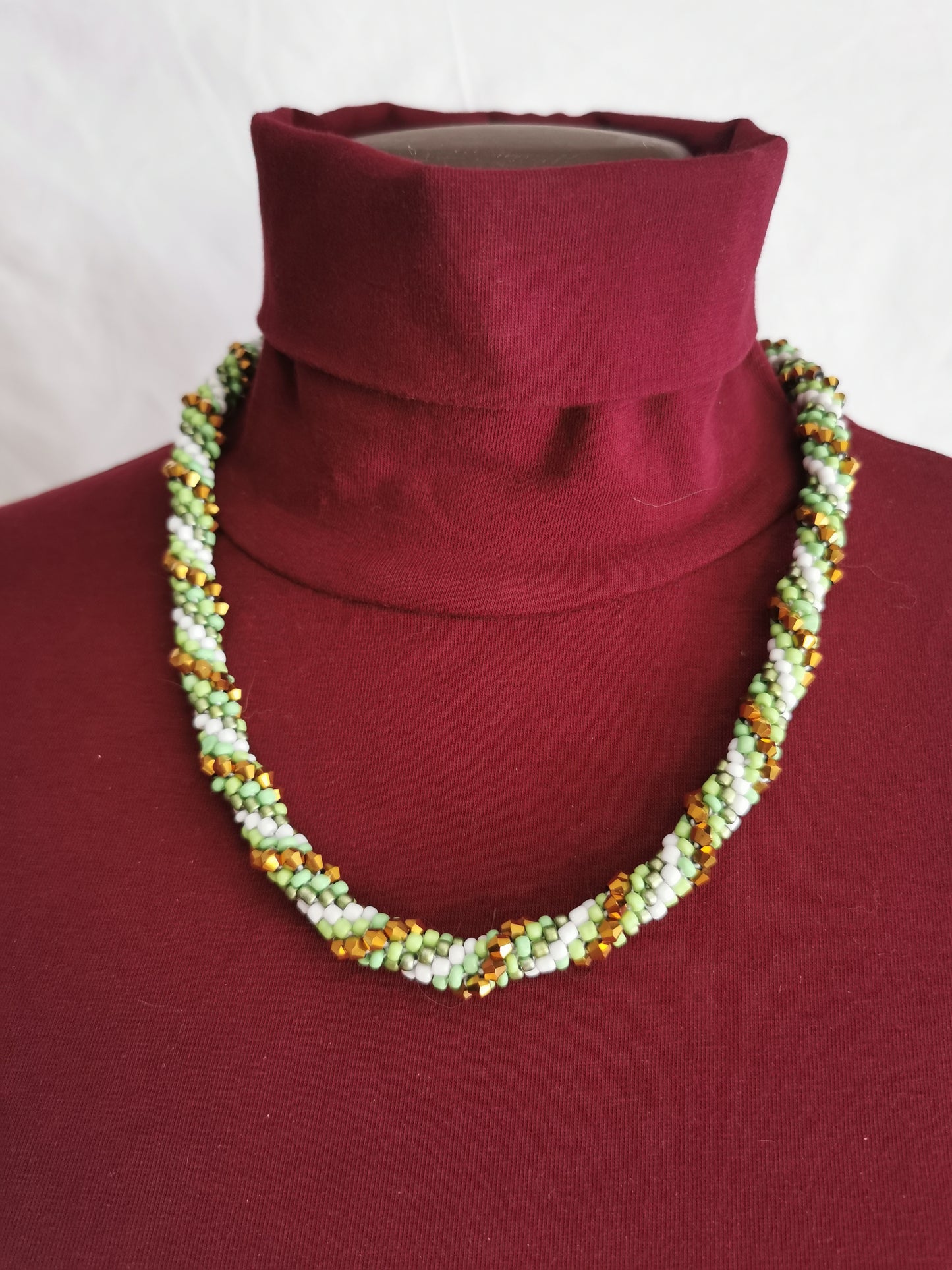 Set Perlenhäkelkette mit Armband und Ohrringen Modell 111