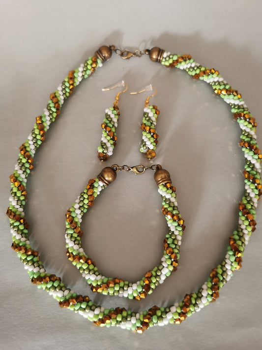 Set Perlenhäkelkette mit Armband und Ohrringen Modell 111