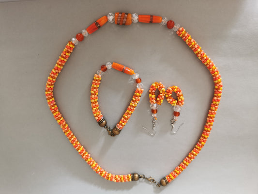 Set Perlenhäkelkette mit Armband und Ohrringen Modell 112