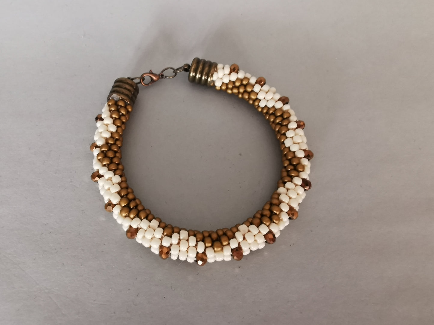 Perlenhäkelarmband Modell 140