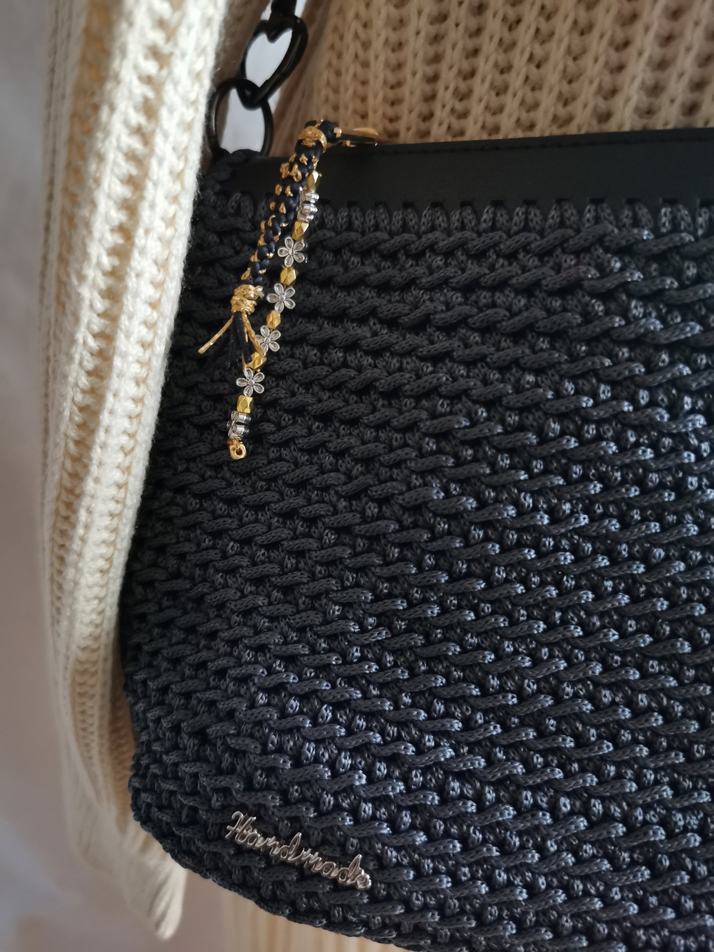 Handtasche schwarz mit Reißverschluss und Zusatzinnentasche