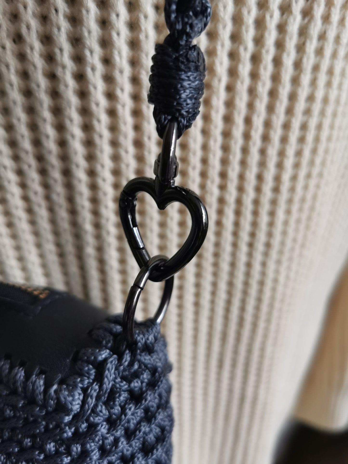 Handtasche schwarz mit Reißverschluss und Zusatzinnentasche