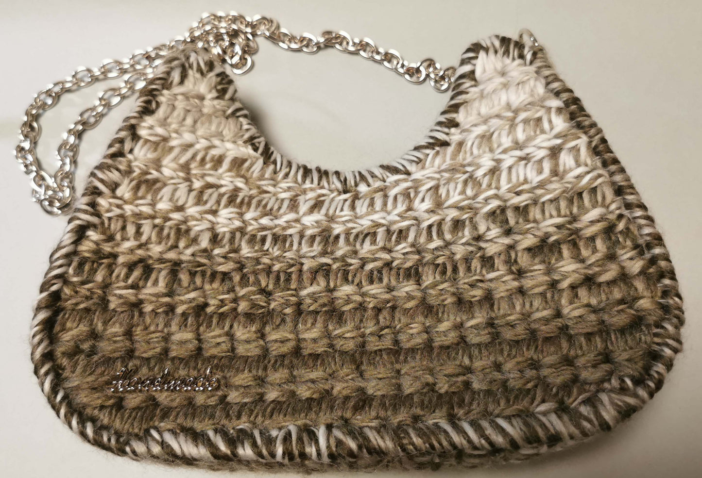 Handtasche offen, braunem Farbverlauf