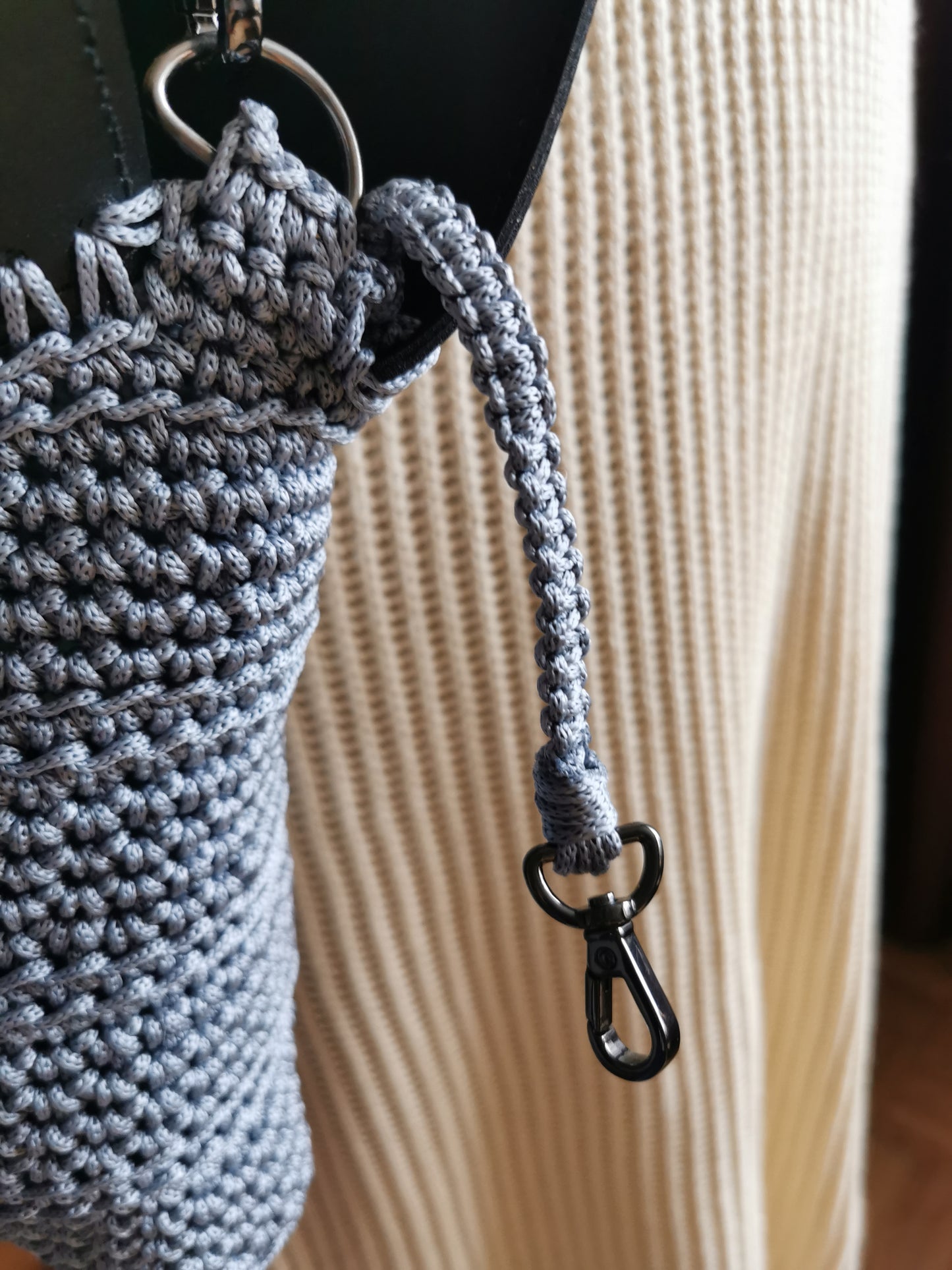 Handtasche mit Tragegriffen und Schultergurt