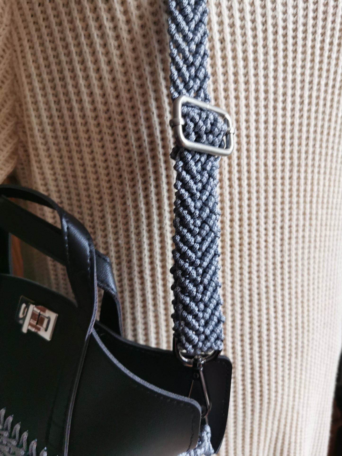 Handtasche mit Tragegriffen und Schultergurt