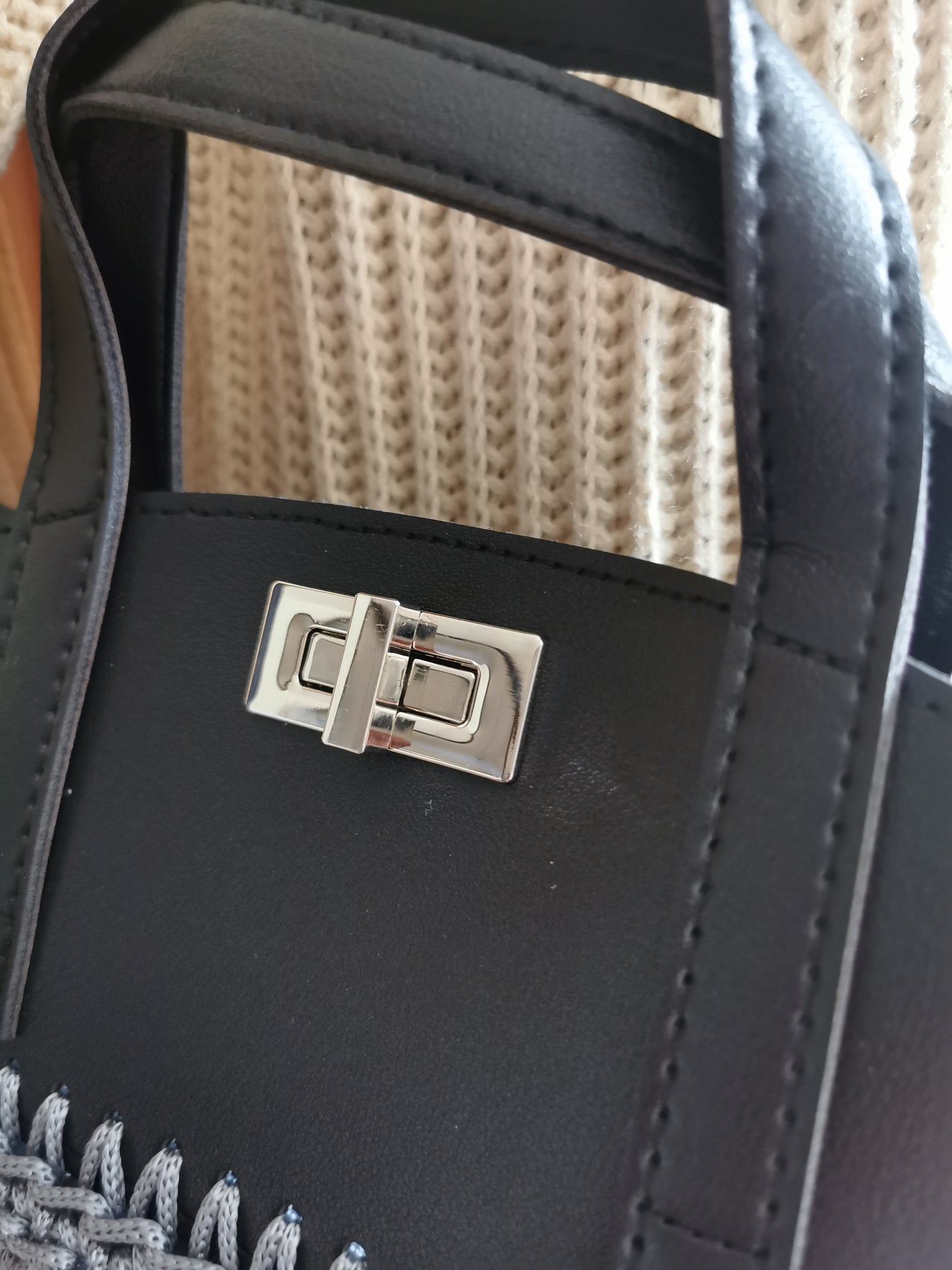 Handtasche mit Tragegriffen und Schultergurt