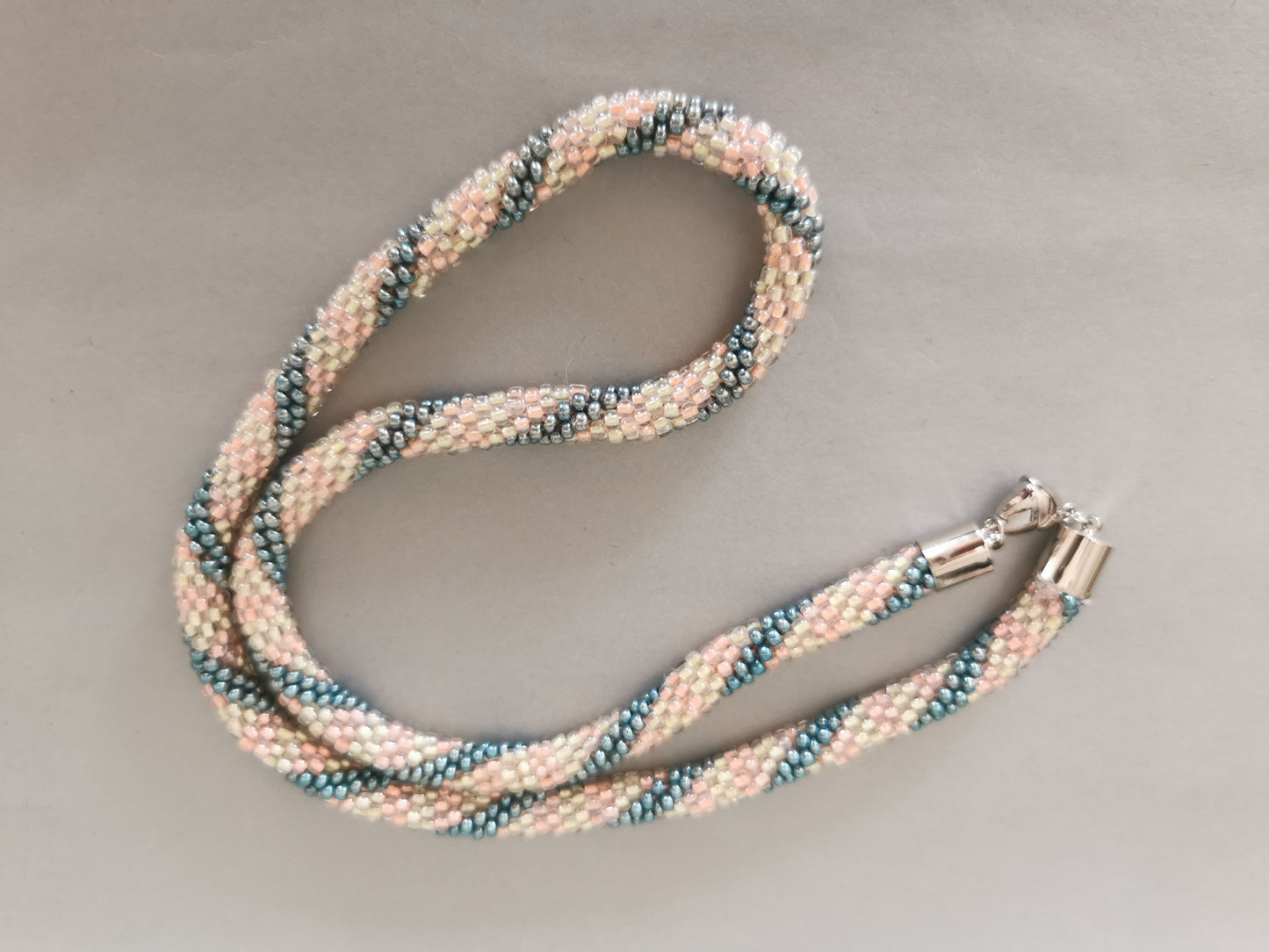 Perlenhäkelkette Modell 66