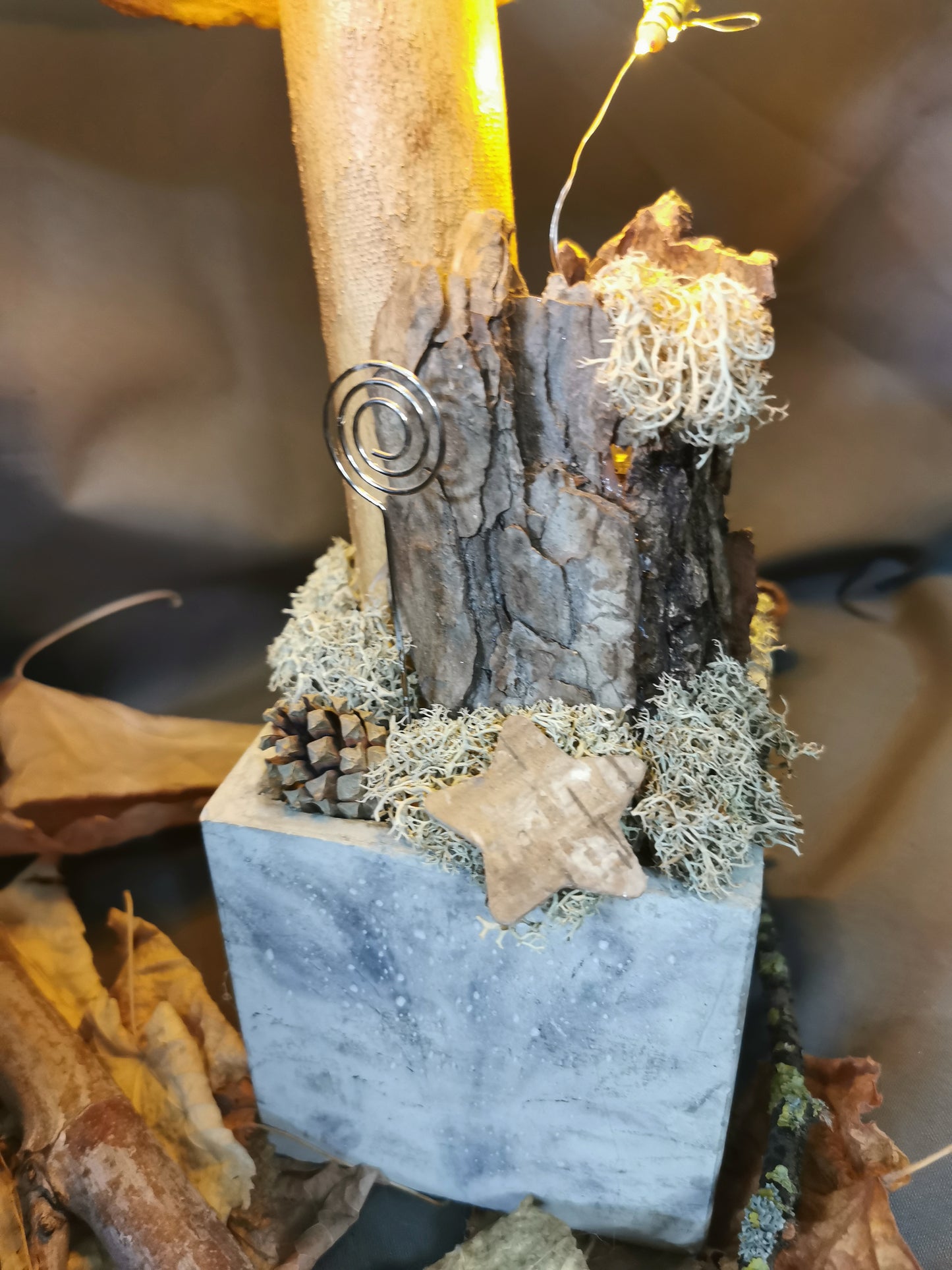 Betonpilz braun mit Leuchte