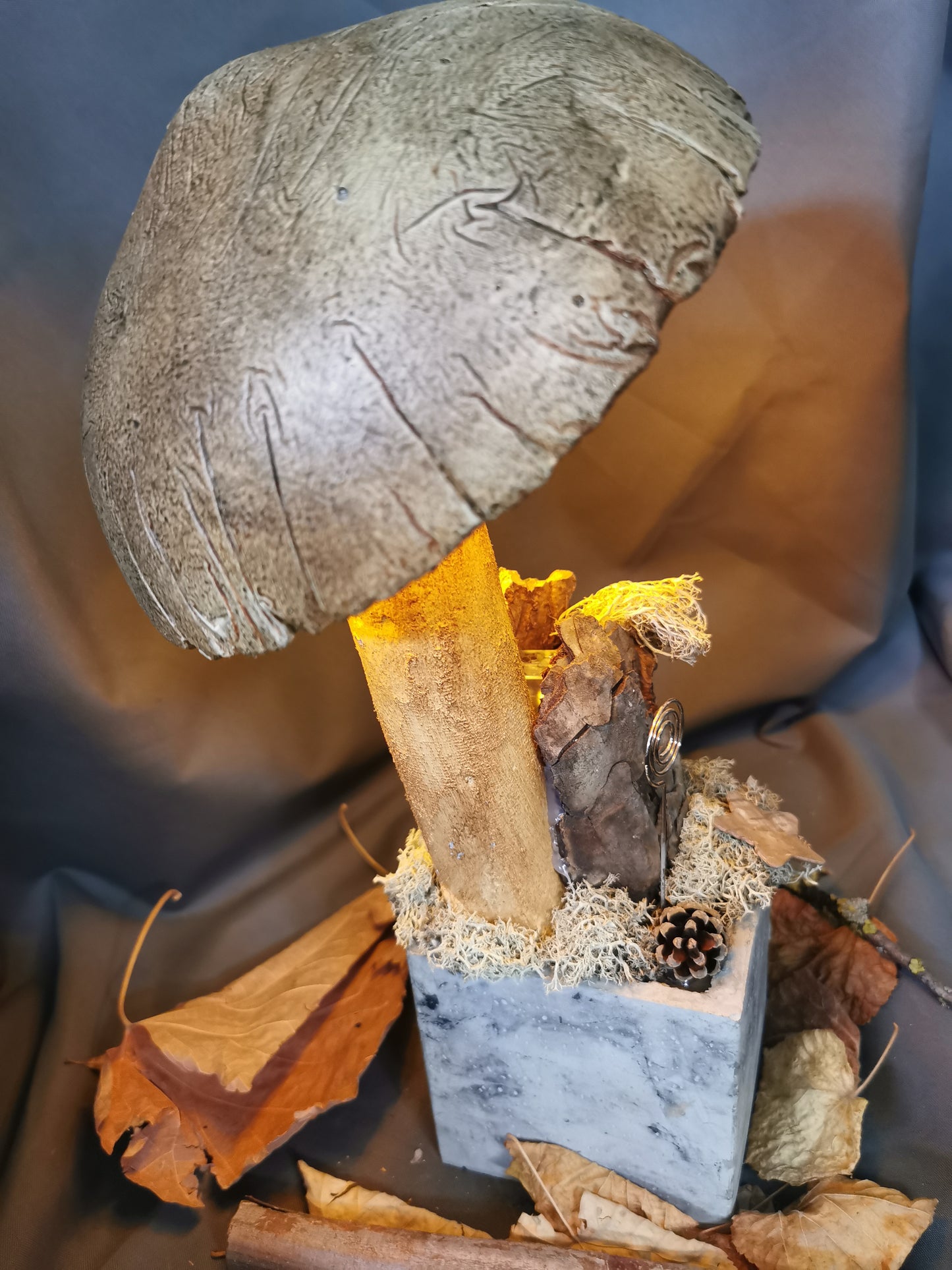 Betonpilz braun mit Leuchte