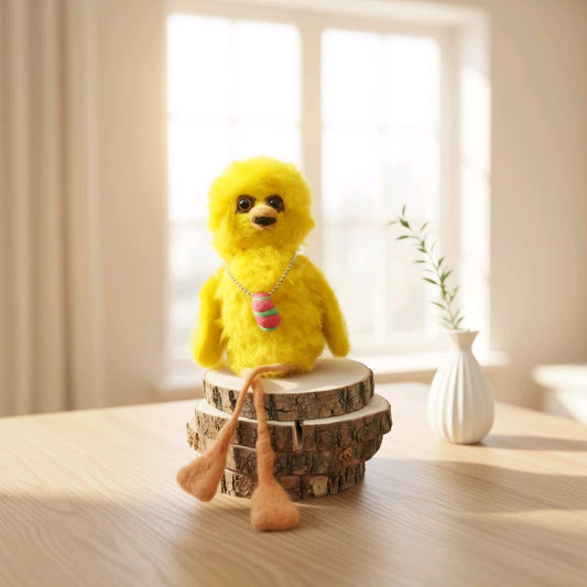 Bibo sitzend mit Kette