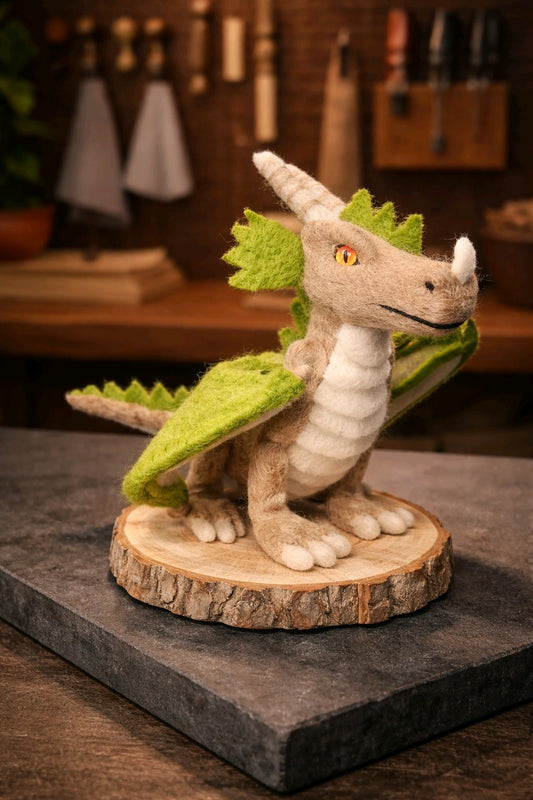 großer Filzdrache auf Holzscheibe
