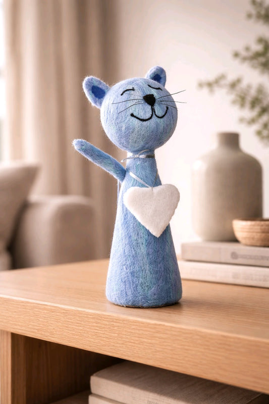 große Filzkatze mit weißem Herz