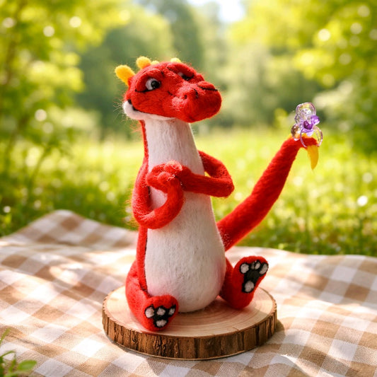 gefilzter roter Drache