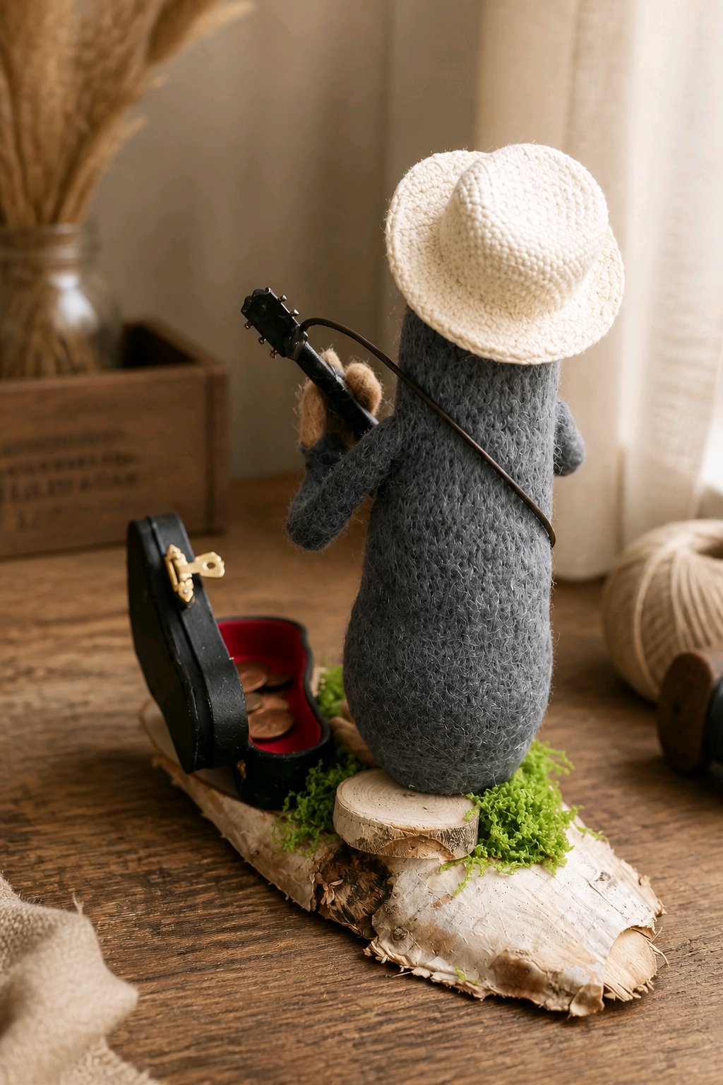 gefilzter Maulwurf mit Gitarre und Gitarrenkoffer