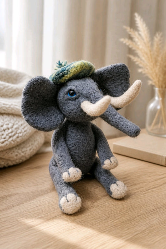 gefilzter Elefant mit Mütze