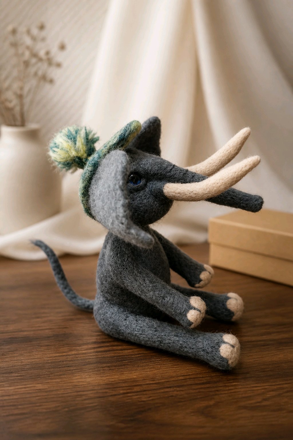 gefilzter Elefant mit Mütze