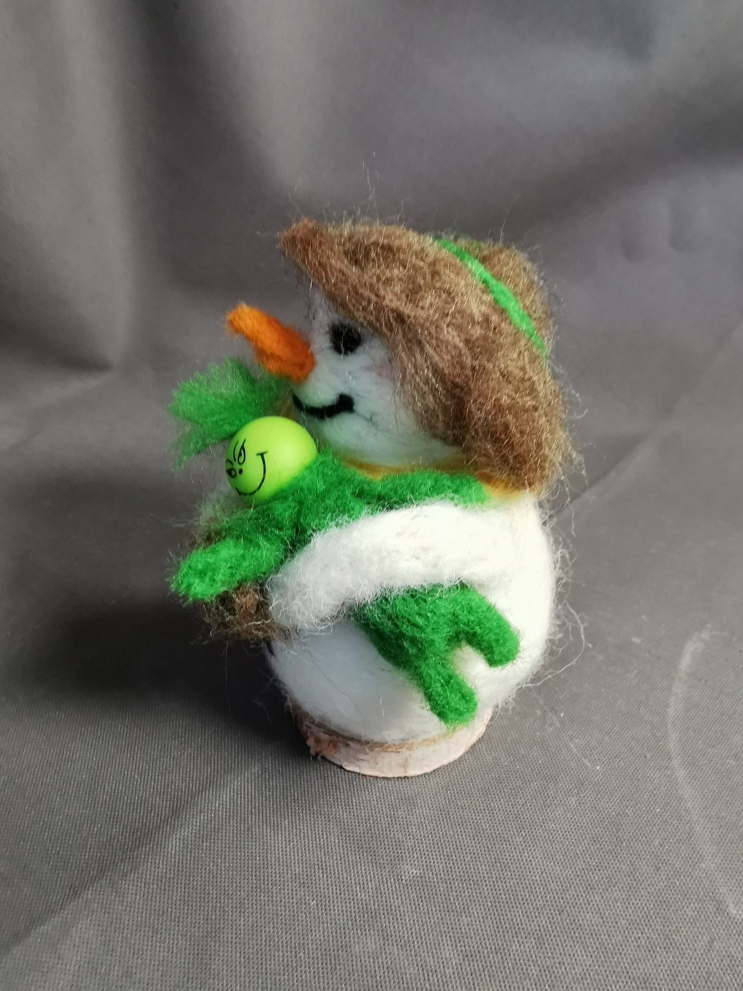 Filz Schneemann mit Grinch Puppe