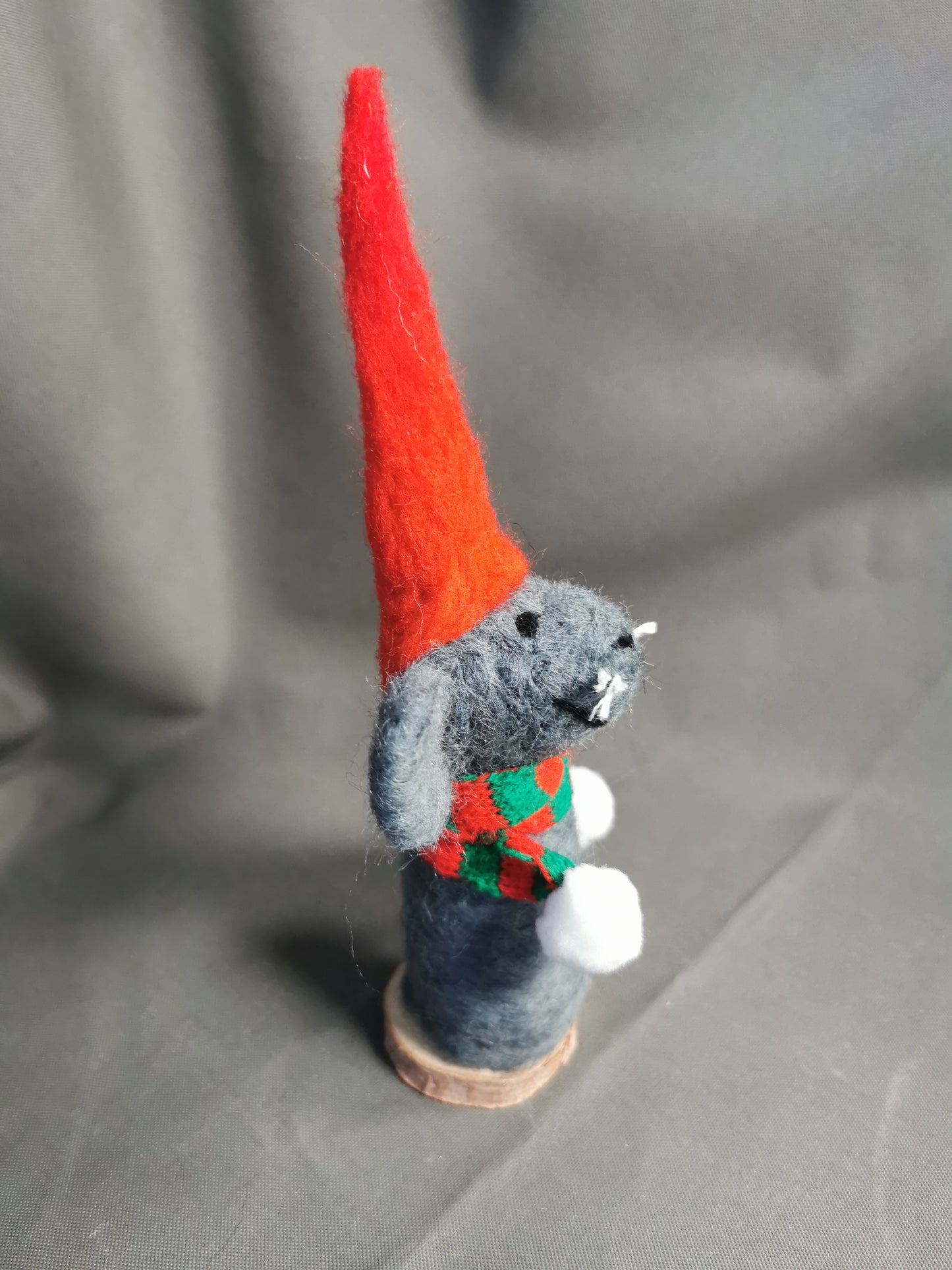 Filz Maus auf Holzscheibe