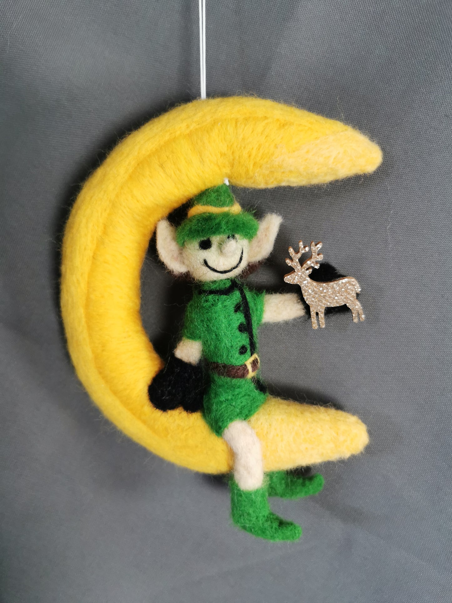 Wichtel reitet auf dem Mond