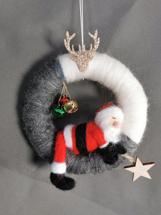 schlafender Weihnachtsmann auf einem Ring