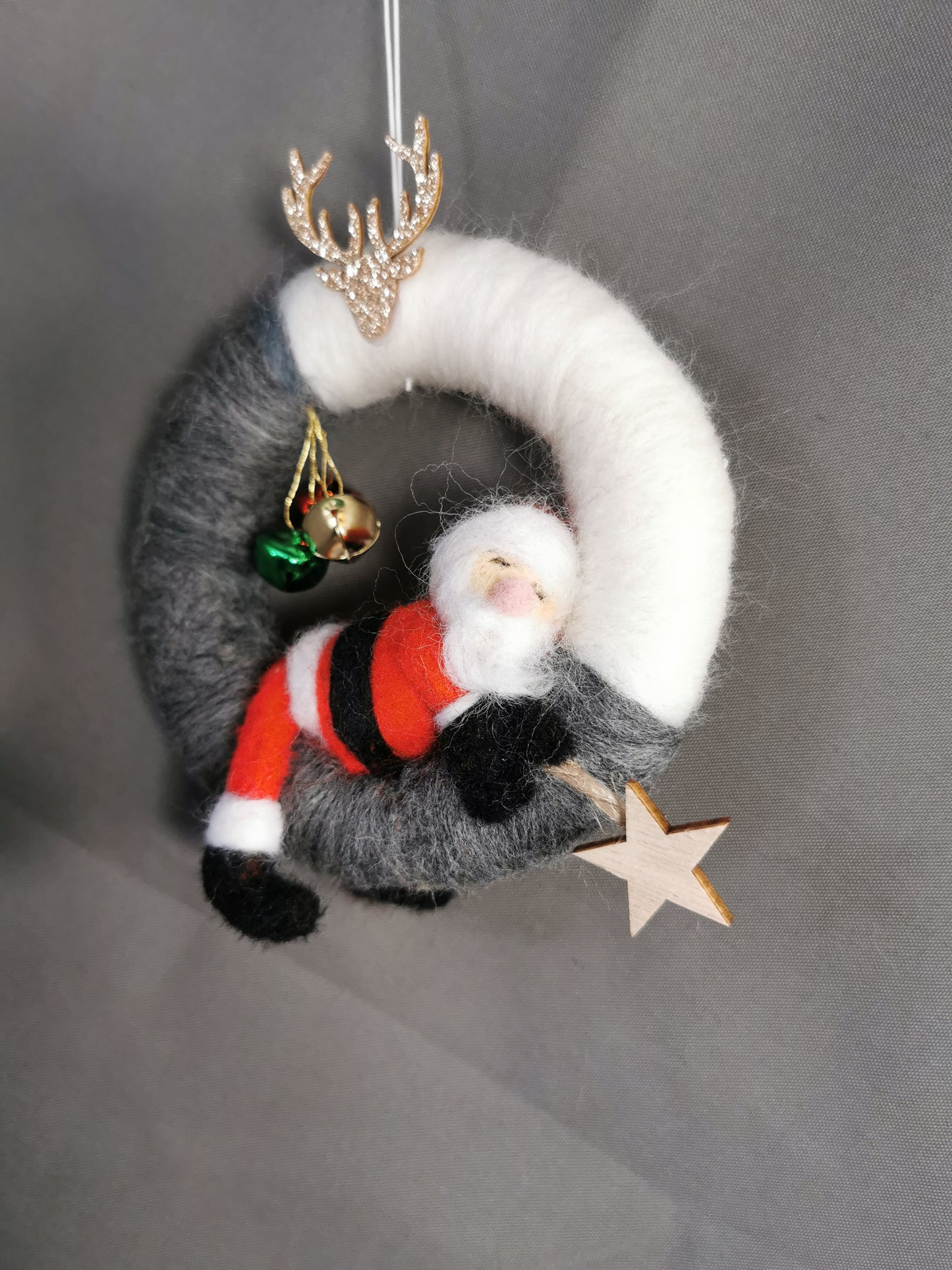 schlafender Weihnachtsmann auf einem Ring