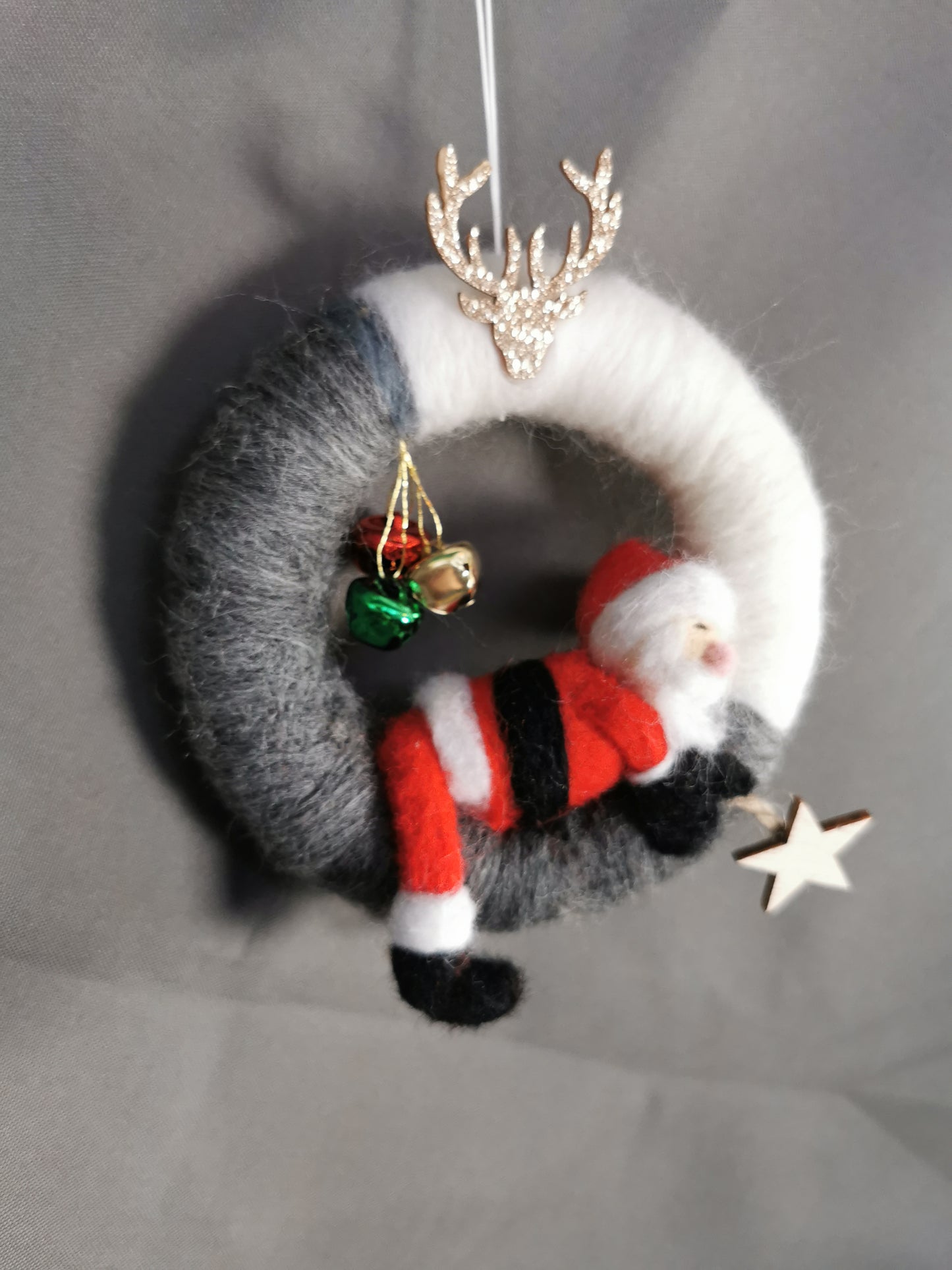 schlafender Weihnachtsmann auf einem Ring