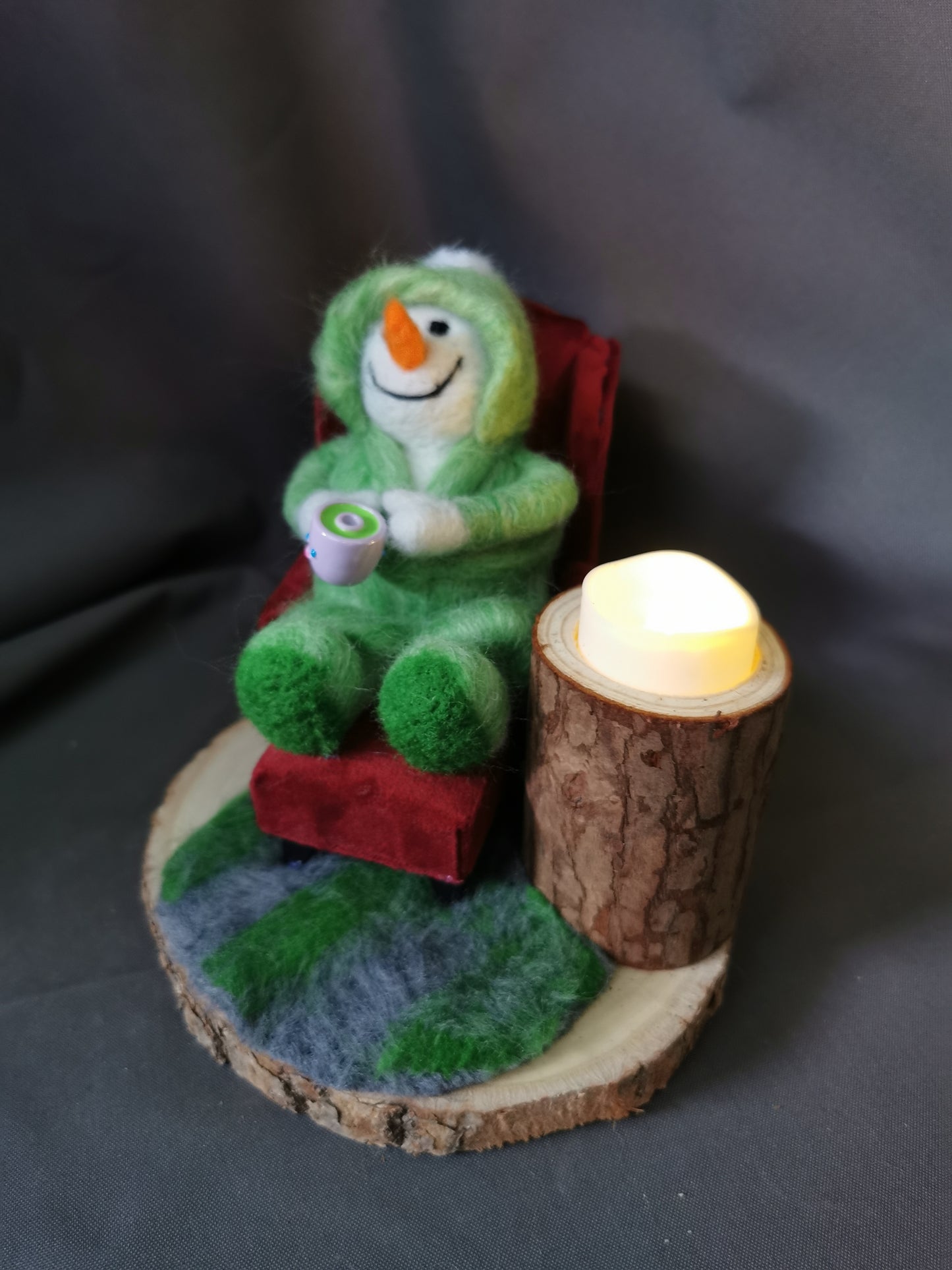 Relaxed Schneemann auf einem Sessel mit Licht