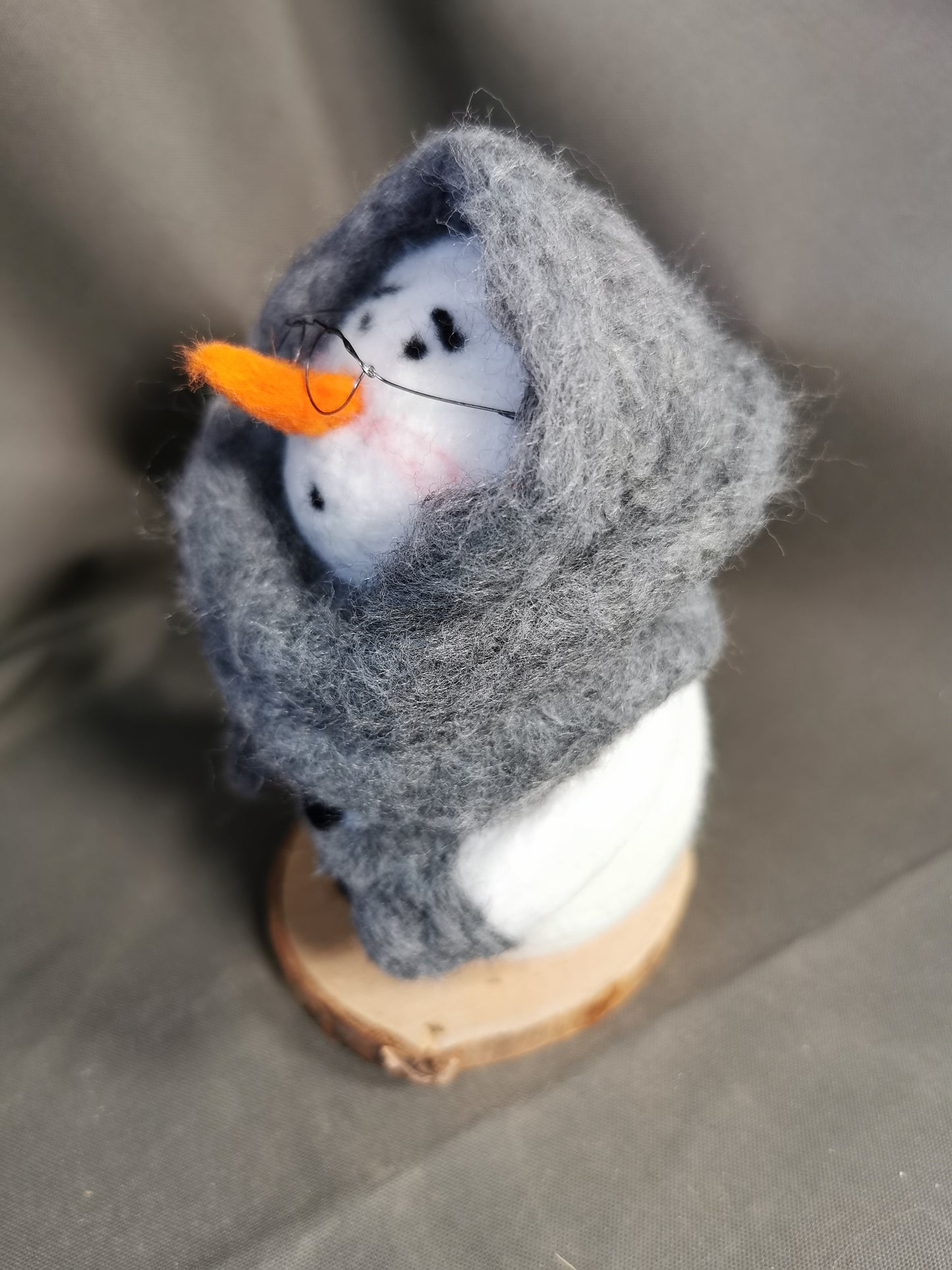 Schneemann eingehüllt in einem dicken Schal