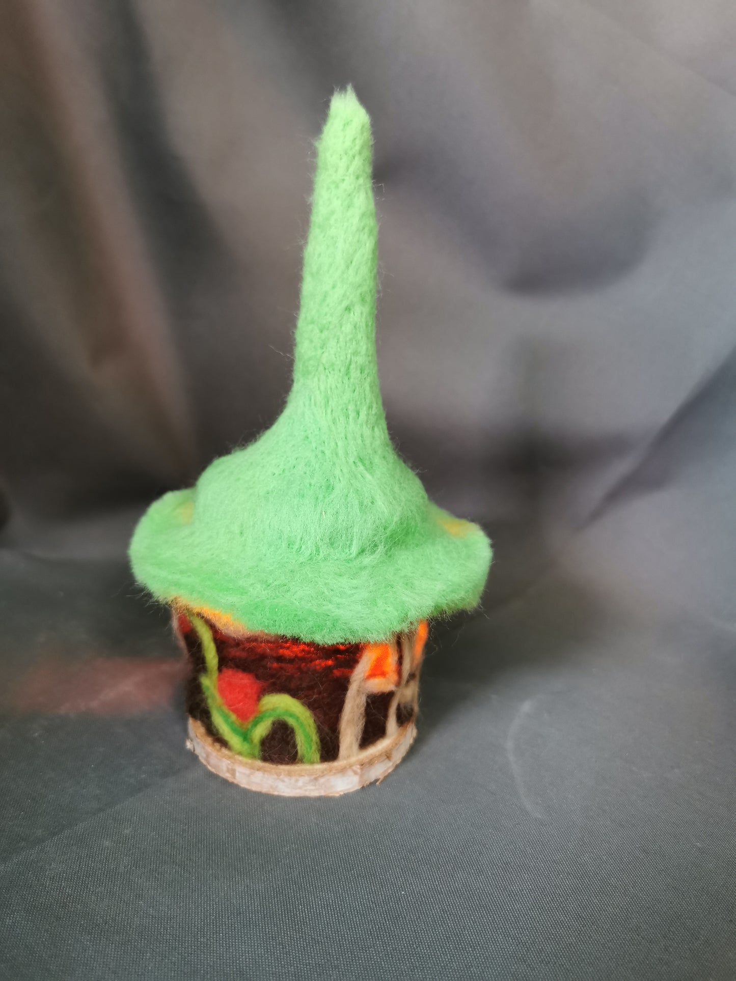 kleines Filz-Wichtelhaus mit Leuchtmittel