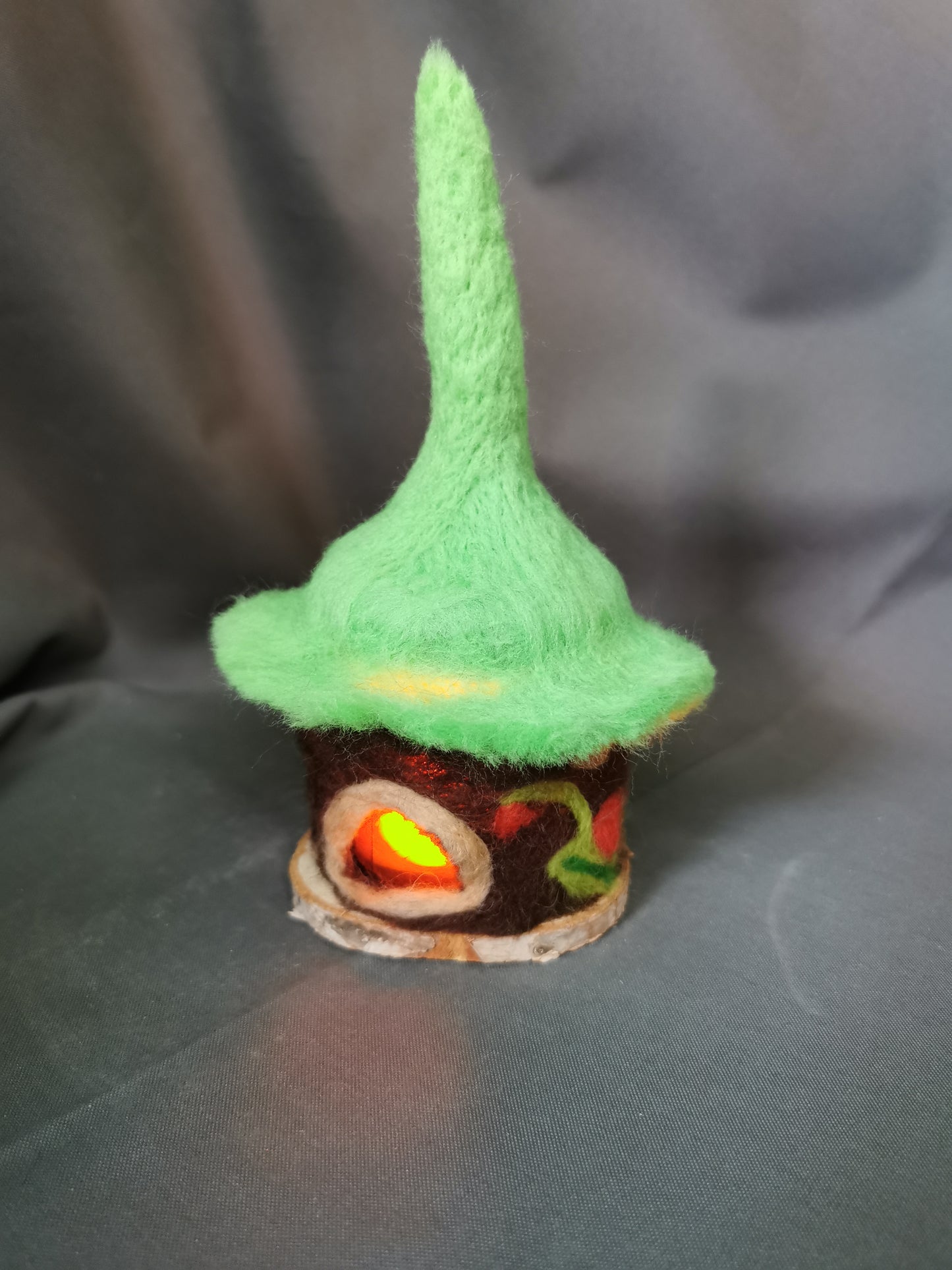 kleines Filz-Wichtelhaus mit Leuchtmittel