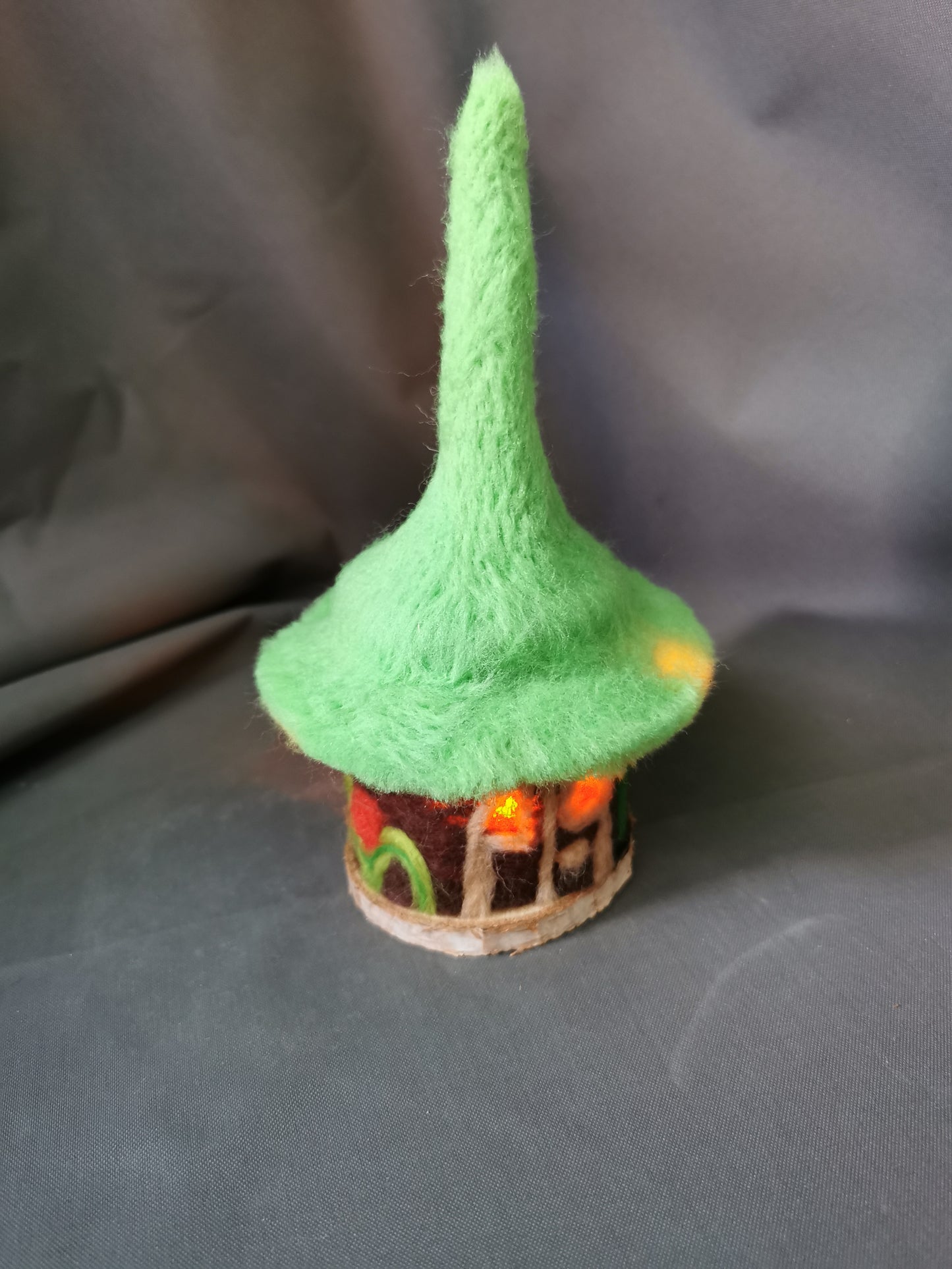 kleines Filz-Wichtelhaus mit Leuchtmittel