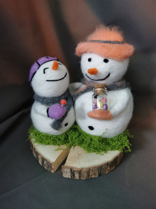 zwei Schneemänner mit Lollis