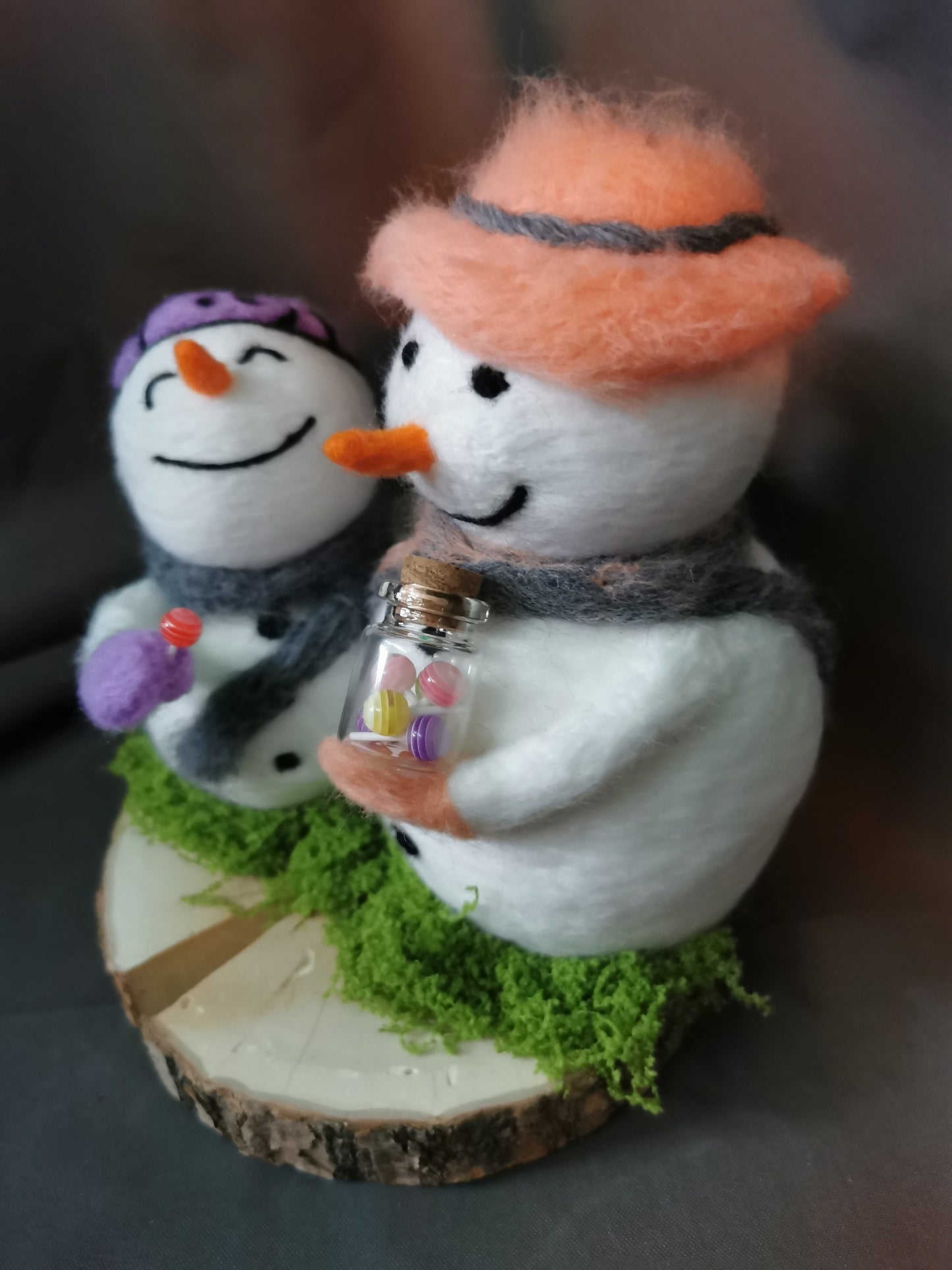 zwei Schneemänner mit Lollis