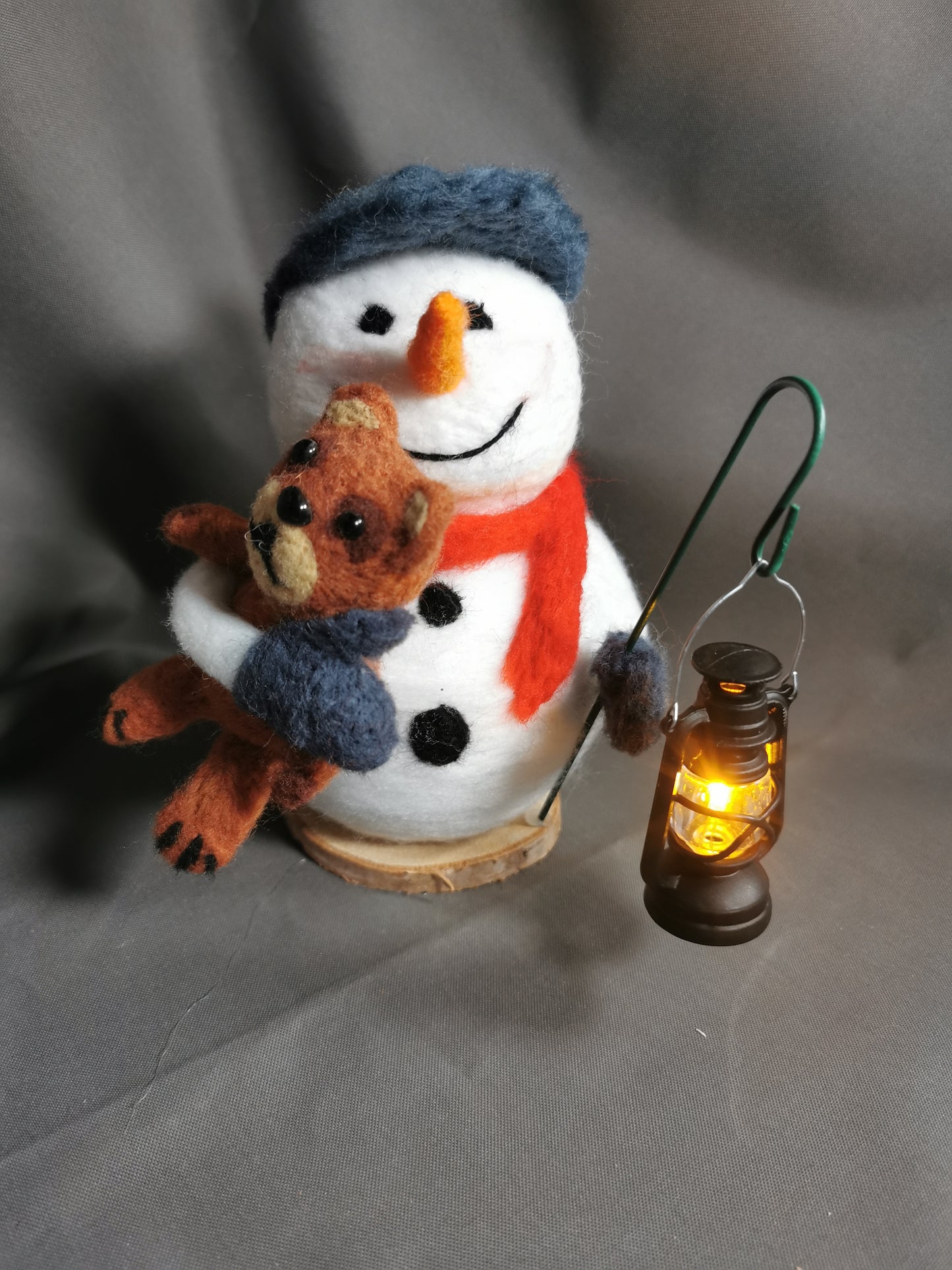 Schneemann mit Teddy und Laterne